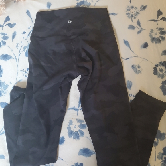Lululemon Leggings Size 4 ( gray camouflage) - Picture 2 of 4